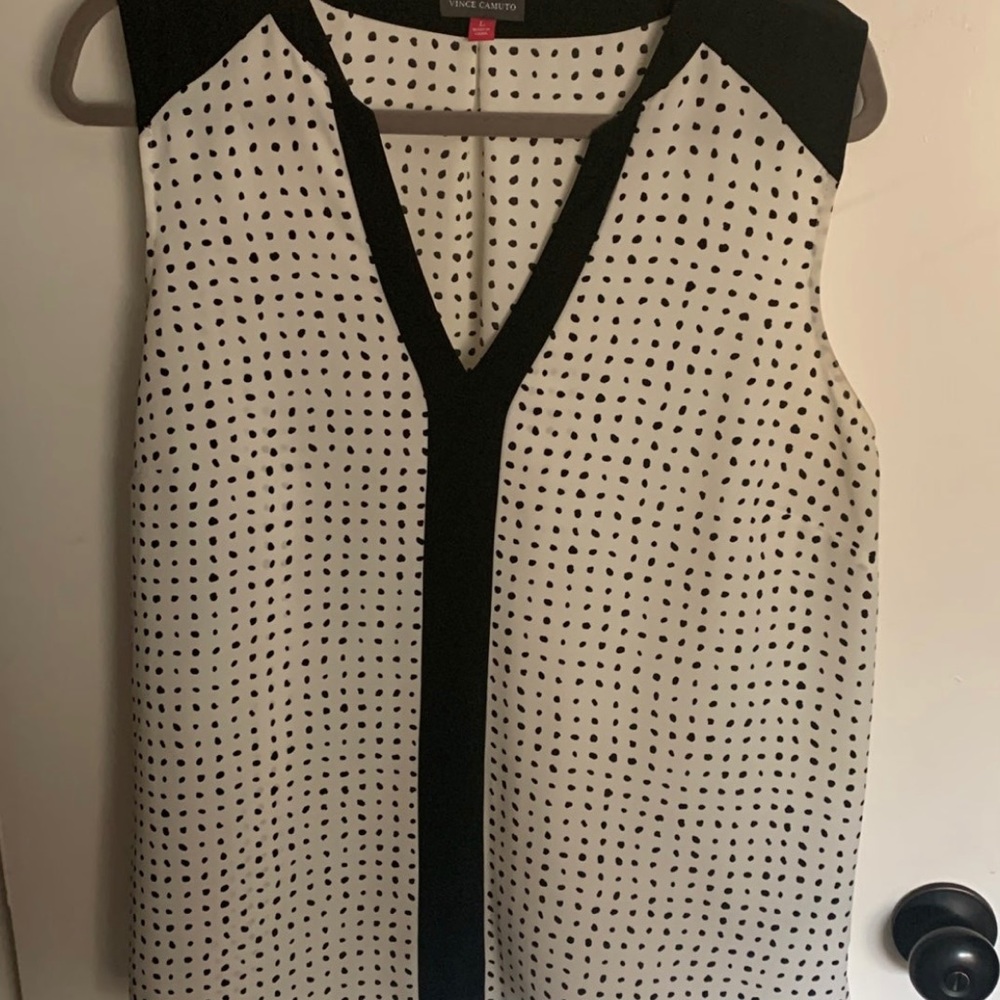 Ladies Lg. sleeveless V-neck top.